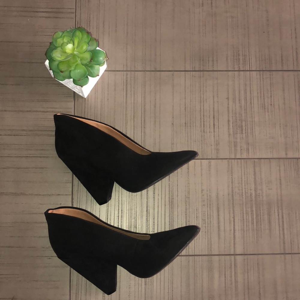 🟣Size 8 Black Suede Heels 🟣